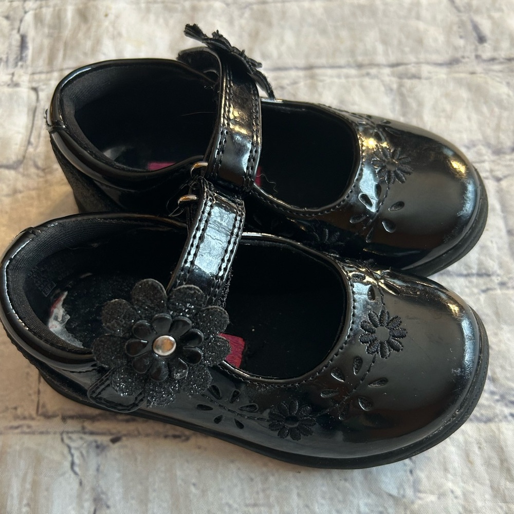 RACHEL SHOES BLACK PATENT VELCRO FLOWER PETAL STRAP AND FLOWER TOP TODDLER 6